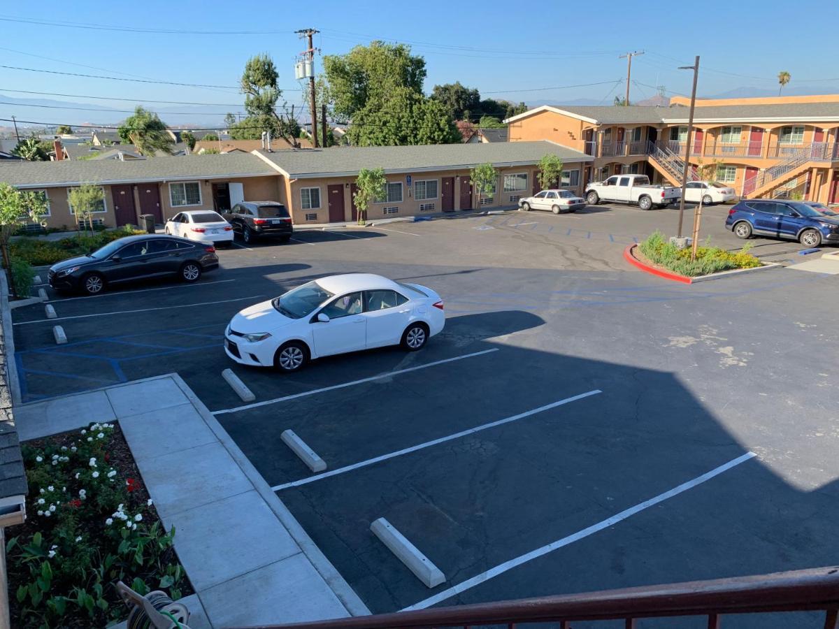 Desert Inn Motel Corona Bagian luar foto