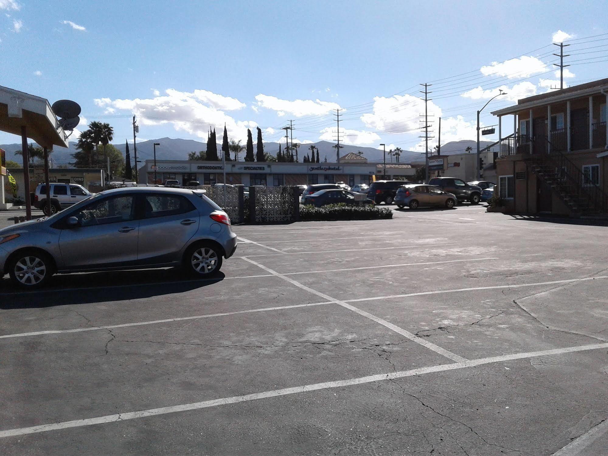 Desert Inn Motel Corona Bagian luar foto